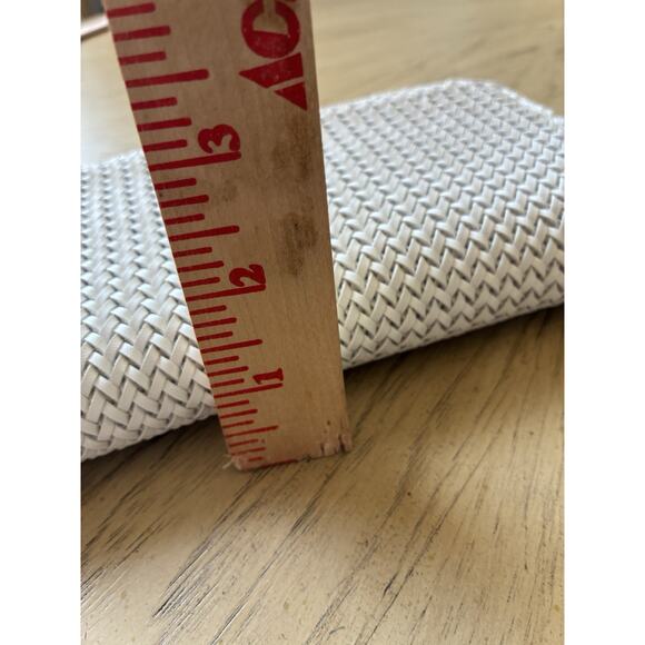 NWT VICTORIA'S SECRET The Victoria Wallet White Woven Coconut Texture Full Zip - Picture 13 of 14